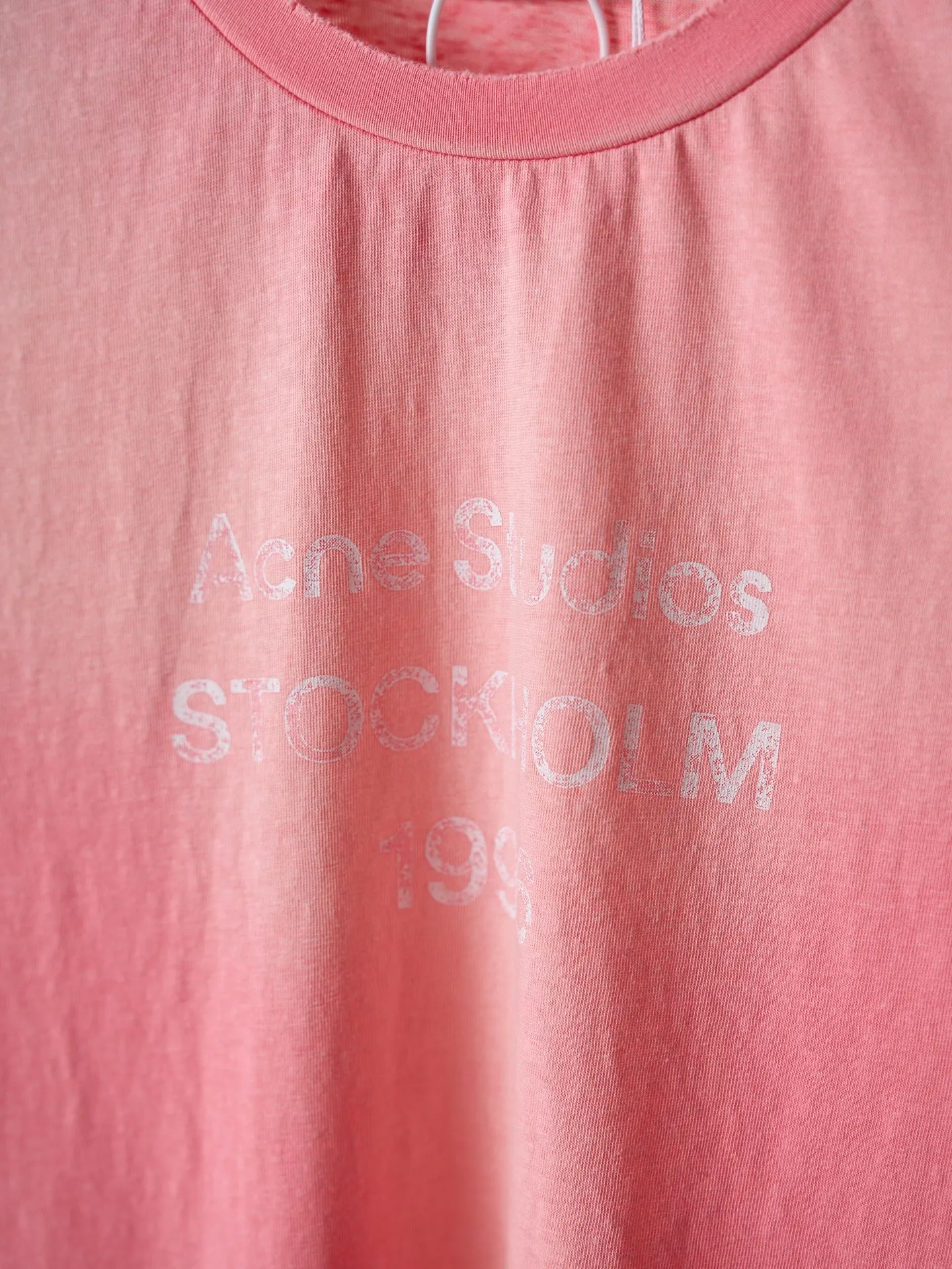 [Realistic hanging auction] Acne Studios spray-painted distressed logo short-sleeves (women's style) [In Stock] S M L custom cloud velvet ski-like cotton, smooth drape, delicate and breathable. The soft peach powder is used as the base of the body and slowly spreads, and the retro letter print quietly falls on the body, giving it a relaxed and lazy Korean atmosphere. The Acne Studios logo graphic embellishes the chest, highlighting the brand's appeal. The frayed cuffs and hem add a casual street vibe. The short, slightly slimmed fit outlines the waistline just right, welding looseness and delicateness to the body, making Versatile effortlessly elegant. 1 Glue printing uses glue liquid paint to print patterns on fabrics, and bakes the fabric to fix the printed patterns. 2. Gradient distressed spray paint. By spraying dyes of different colors on the surface of the fabric, the clothes can show rich color changes under different lights and increase the visual layering. 3. Positioning and wear-and-tear. Many places on the garment body are regularly positioned and worn manually. Manual brush marks are added to add texture and depth to the surface of the clothing to imitate the texture of natural wear and tear. 2. Enzyme washing treatment: The fabrics have been fermented and washed to give them a better feel and texture. They are not easy to deform, shrink or fade. They maintain long-term beauty and fit.
